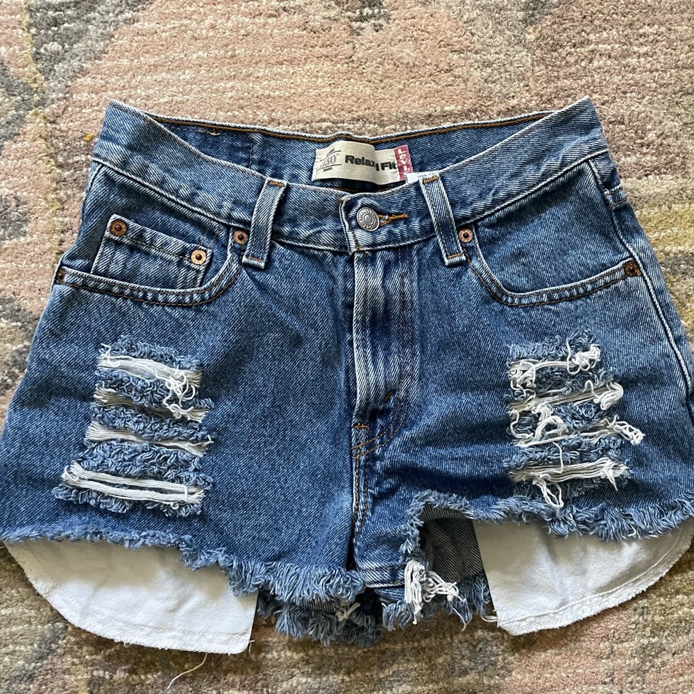 Super cute Levi shorts with lace pocket detailing.
